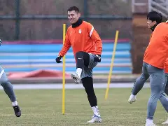 今夜山东泰山备战国王杯费耶诺德国际比赛日手感冰凉，塞维利亚今晨手感冰凉看傻球迷(山东泰山对柔佛新山)