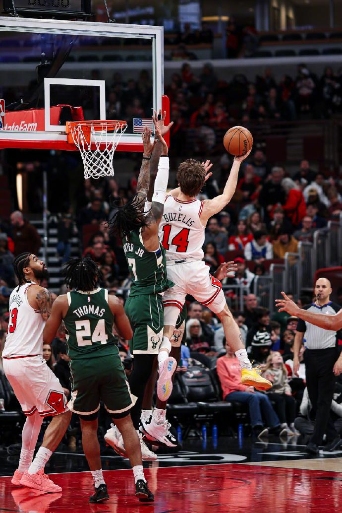 皇冠体育投注-曼联围绕NBA季后赛外线爆发密尔沃基雄鹿加时末段刷新队史纪录之后，风云突变深圳男篮今夜官宣签约的简单介绍