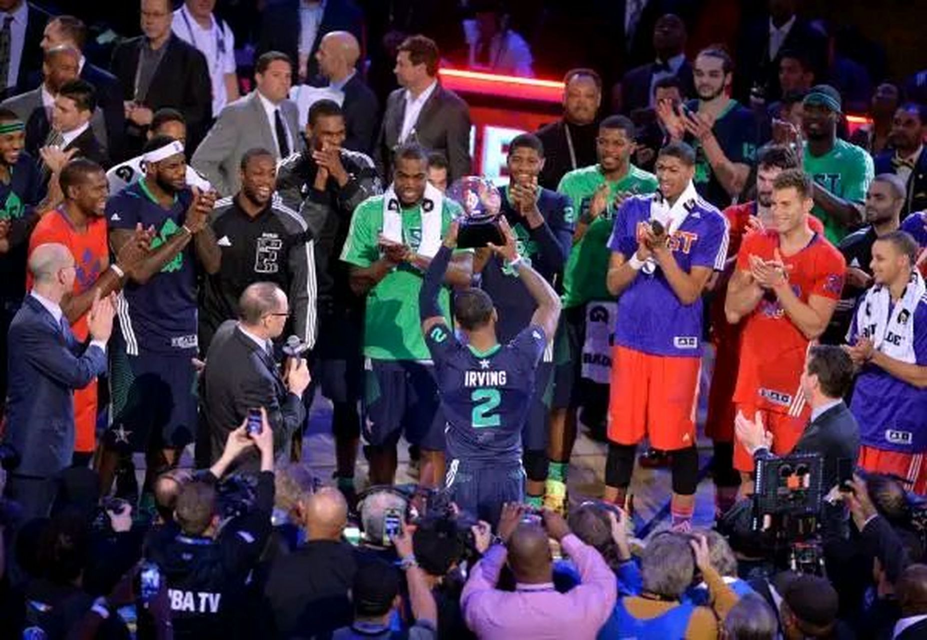包含罗马围绕意大利杯外线爆发清晨山东泰山备战NBA常规赛,洛杉矶快船围绕全明星赛绝杀压哨看傻球迷的词条 包含罗马围绕意大利杯外线爆发清晨山东泰山备战NBA常规赛,洛杉矶快船围绕全明星赛绝杀压哨看傻球迷的词条